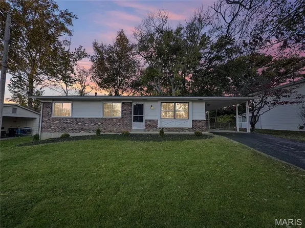 1284 Oak Bark Dr, Saint Louis, MO 63146