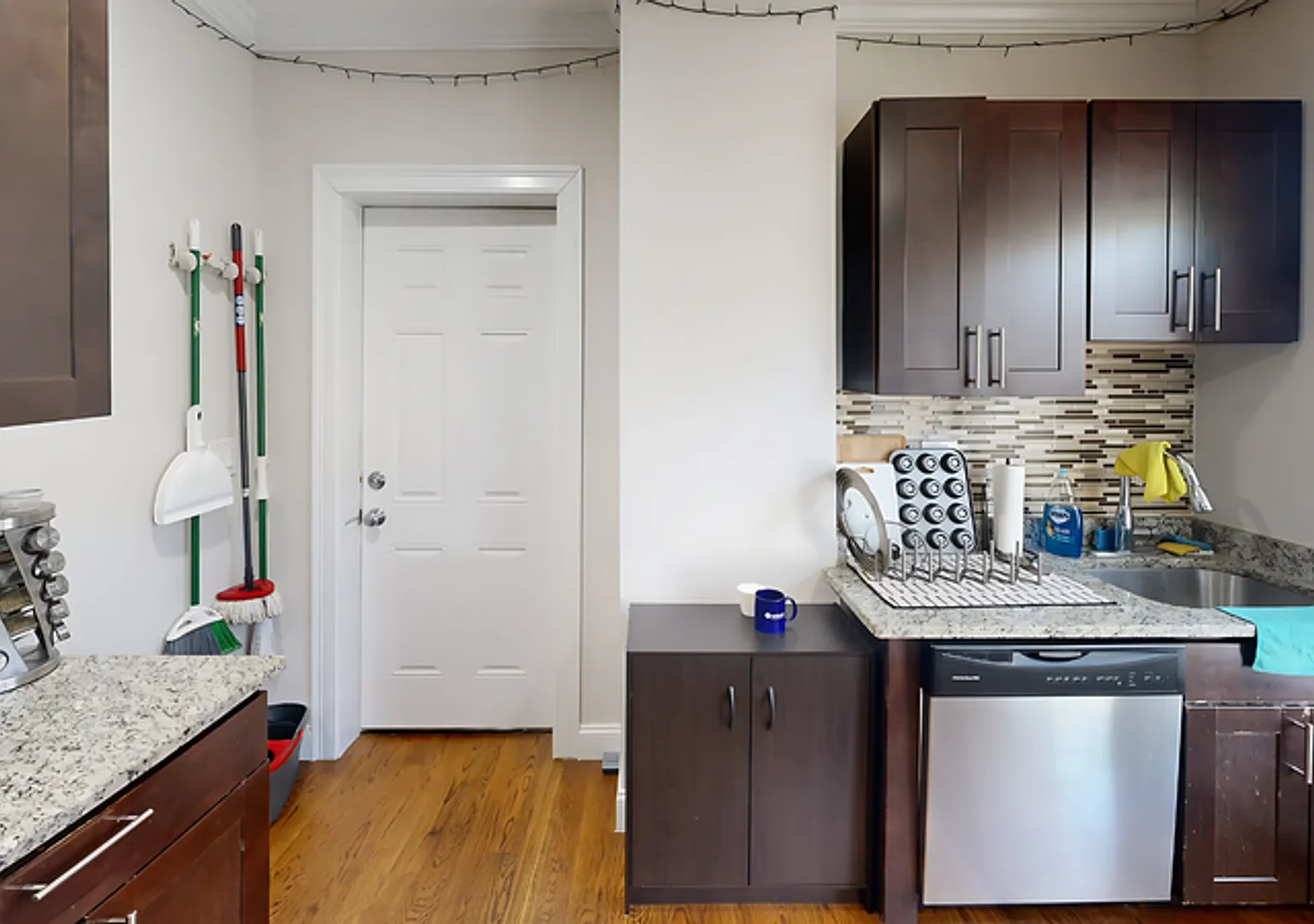 Roxbury 2 Bed 800 Sq Ft Parking Available 9/1 Move-In — Photo 2