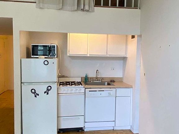 3rd image of 350 E 62nd St APT 2T