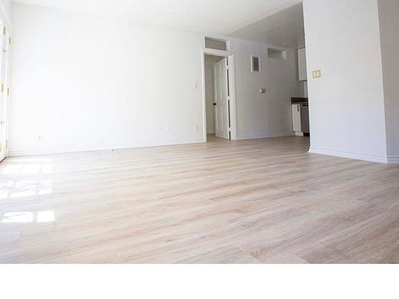 2nd image of 817 N Hudson Ave APT 1
