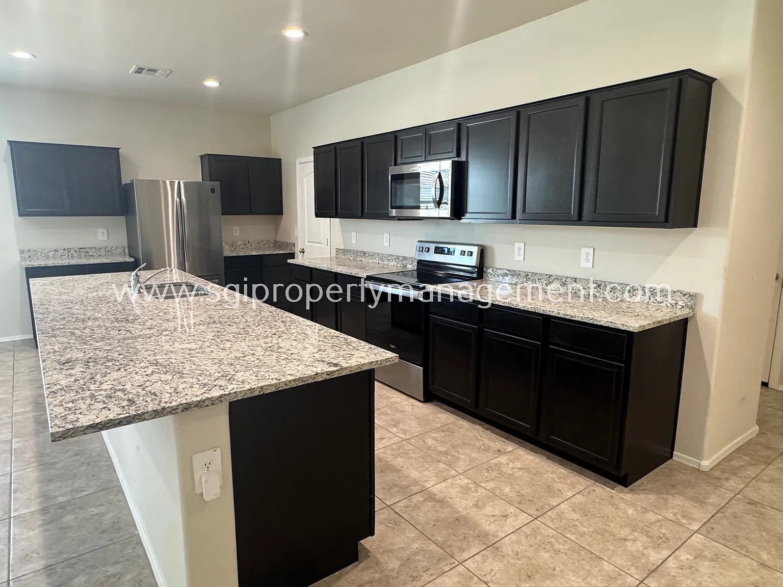 3 Bedroom, 3 bathroom Maricopa Home — Photo 4