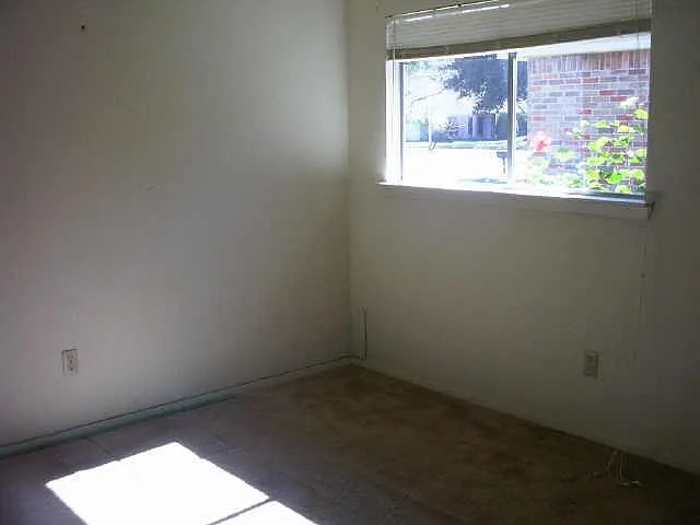 2 bed, 1.0 bath, 852 sqft, $1,569 — Photo 2