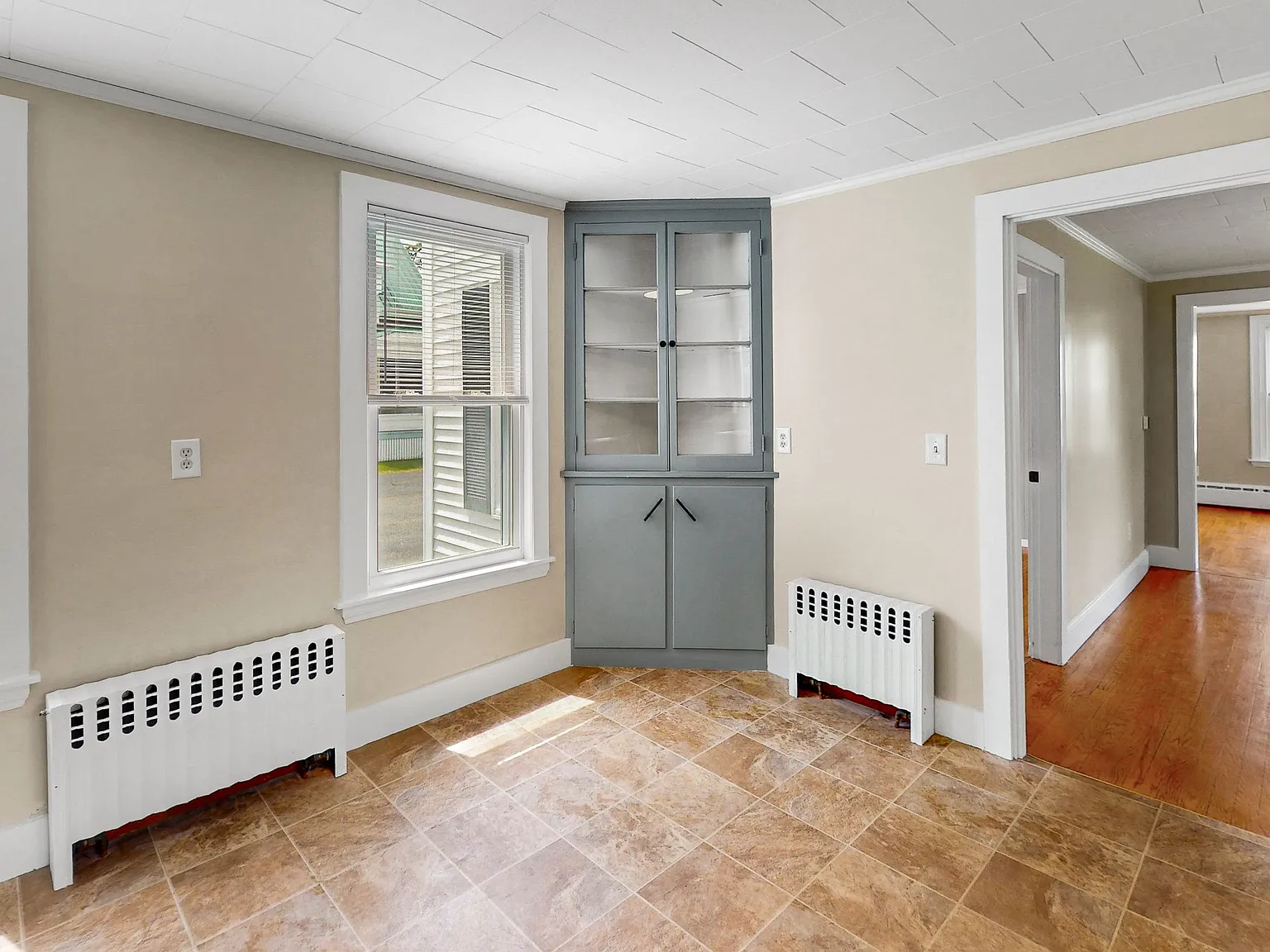 2 bed, 1.0 bath, 700 sqft, $2,400 — Photo 3