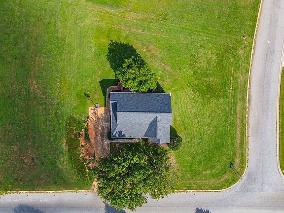 3rd image of 317 Broadway Hill Dr