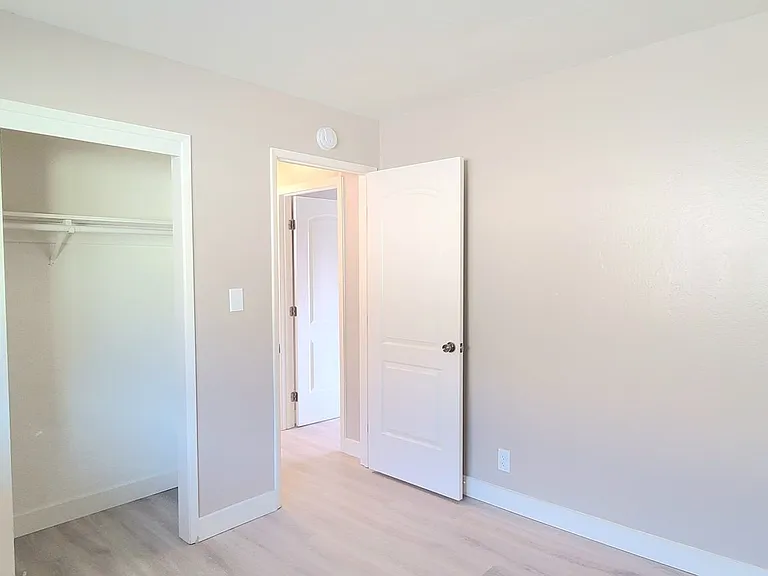 Montrose Apts — Photo 11