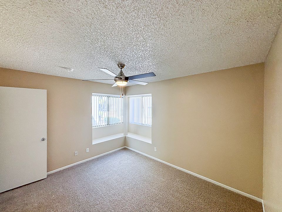 (first floor) 1 bedroom - 1 bathroom apartment:
-bedroom with window seat