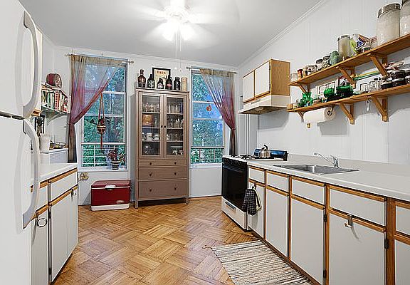 3rd image of 509 10th St #2