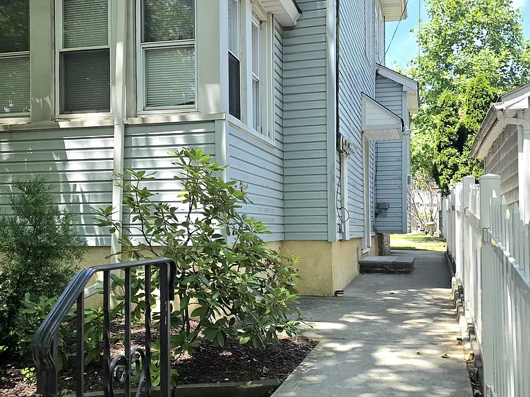 16 Allison Pl #1 — Photo 2