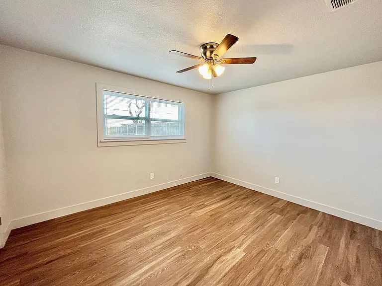 923 W 6th St — Photo 17