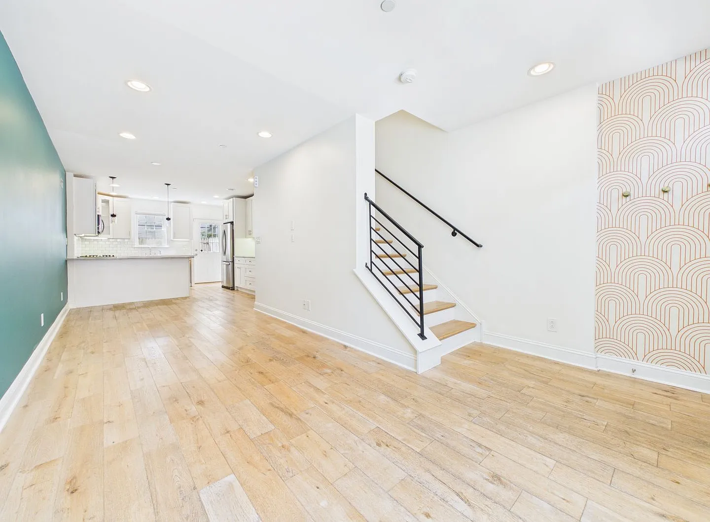 2 bedroom, 2 bathroom house with backyard — Photo 4