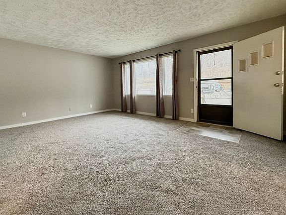 2nd image of 40 Lynnwood Dr