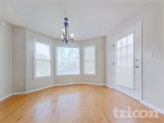 4th image of 447 Kent Ln