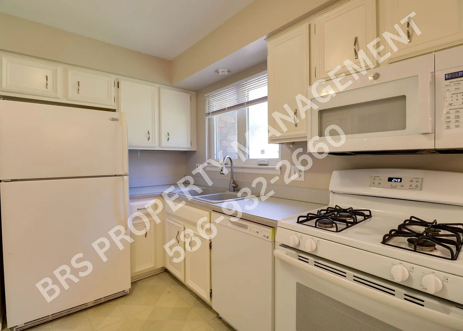 Beautiful 3 bedroom 1 1/2 bath Shelby Twp. ranch — Photo 3