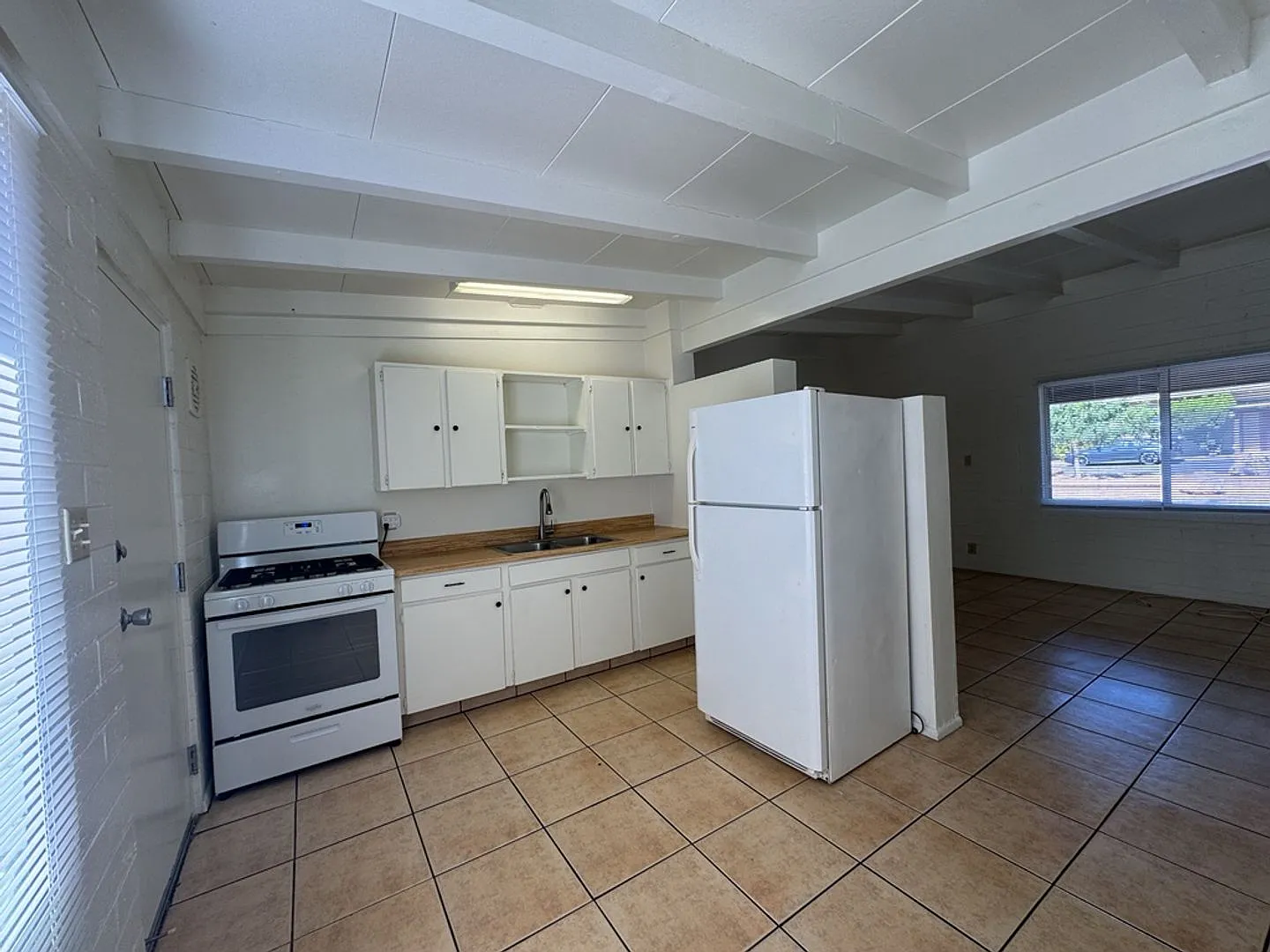 Nice 2 bedroom Apartment - All Tile — Photo 4