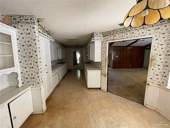 4th image of 309 Kerria Ave