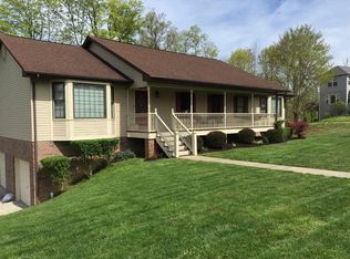 34 Hubbards Hts, Huntington, WV 25704