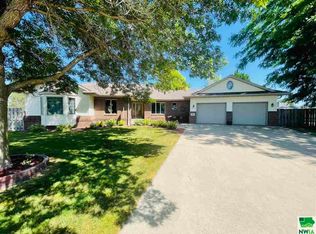 604 Stonegate Ct, Sergeant Bluff, IA 51054