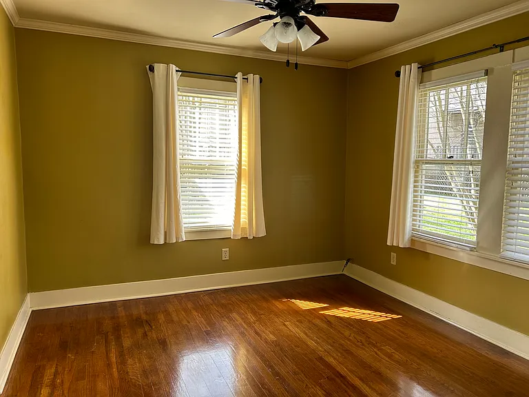 203 1/2 E Gillespie St — Photo 5