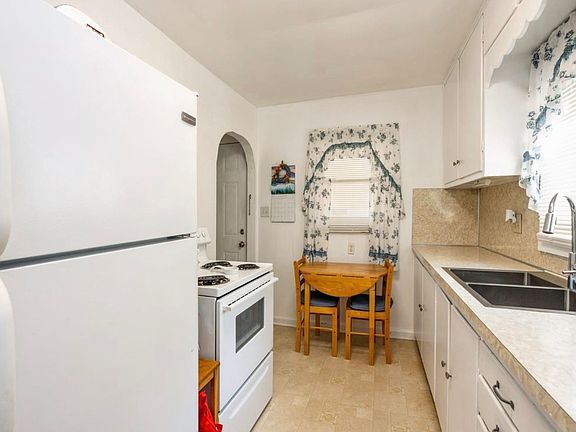 3rd image of 307 W Monroe St