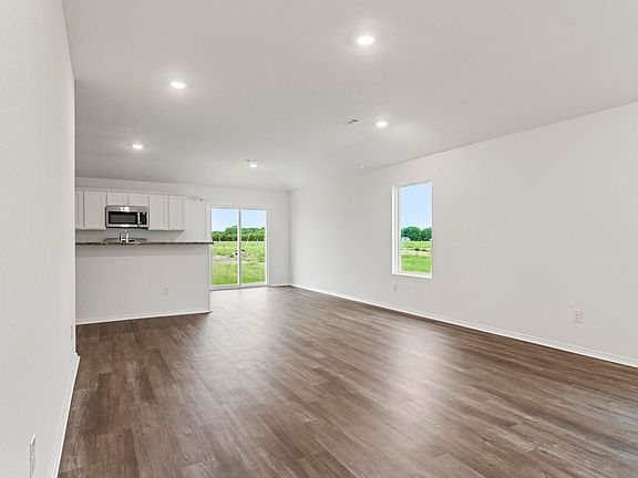 5th image of 30 Oak Leaf Dr