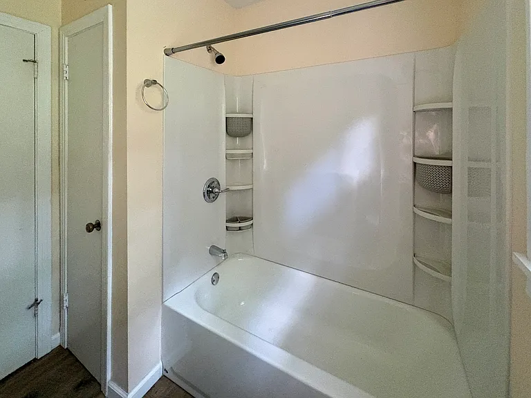910 Preston Dr — Photo 12