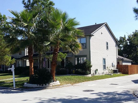 This stylish cozy townhome Lot 2883 sqft