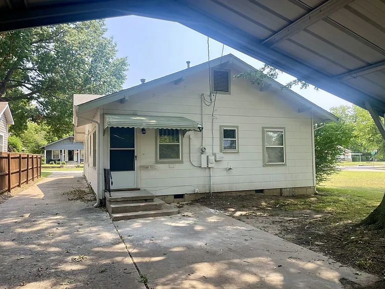 720 S Hickory St — Photo 5