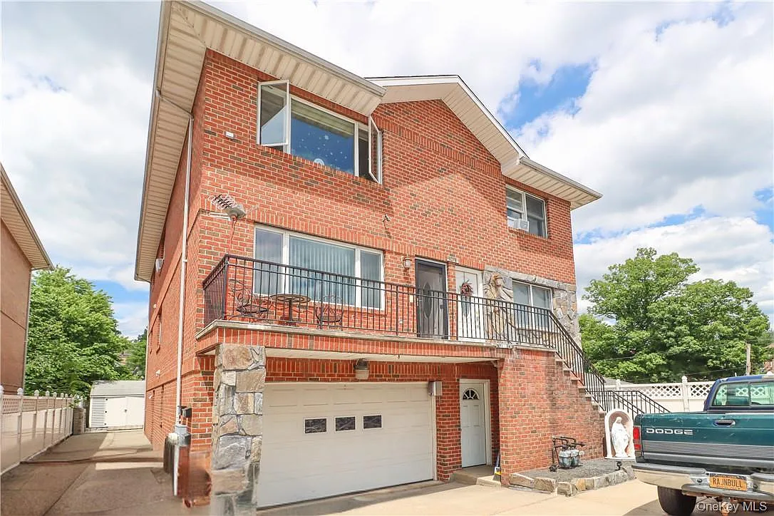 1078 Midland Avenue photo 1