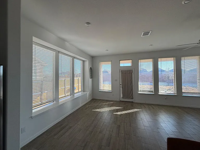 2521 Birchcrest Dr — Photo 15