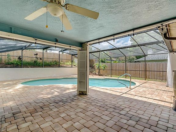 4th image of 920 American Beauty St