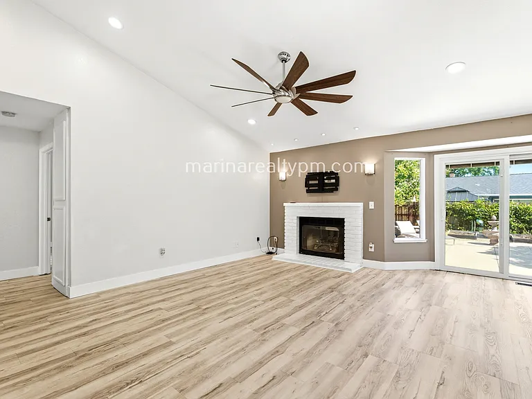 208 Buttercup Cir — Photo 40