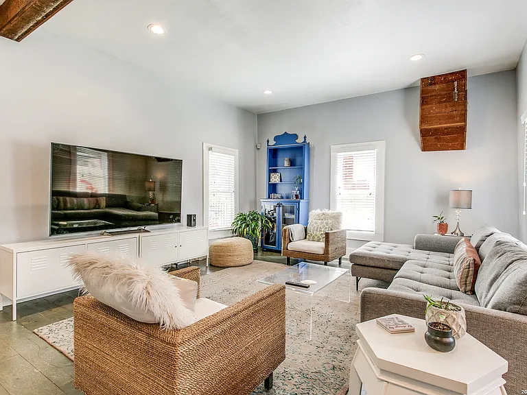 312 Burleson St — Photo 8