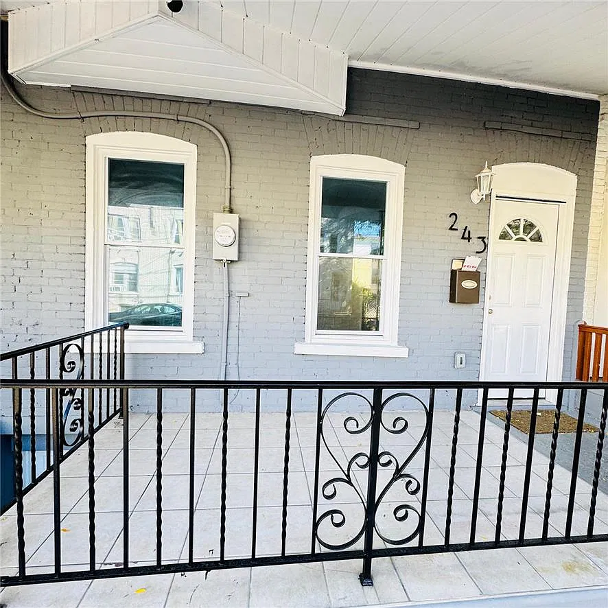 5 bed, 2.5 bath, 1657 sqft, $2,600 — Photo 2