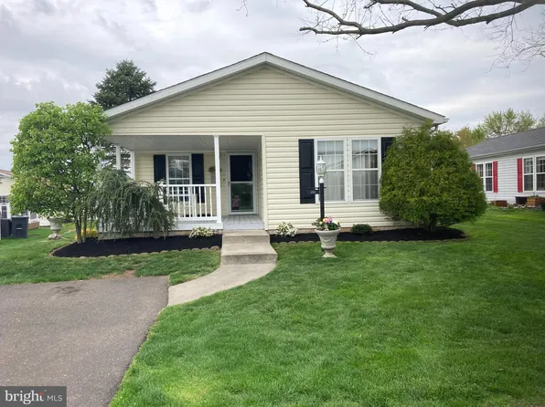 102 Goldenrod Xing E, New Hope, PA 18938