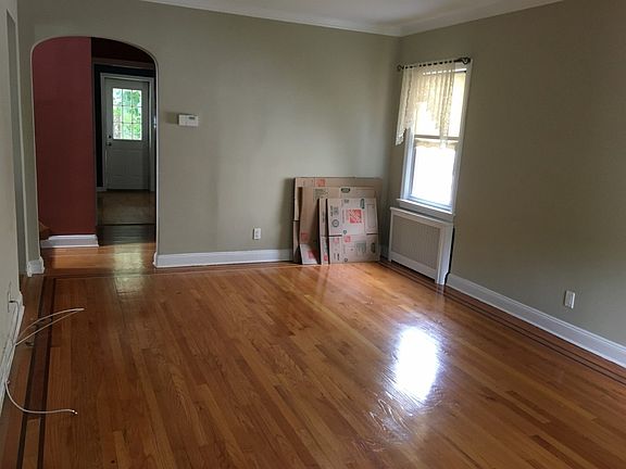 5th image of 33 Sylvia Ln