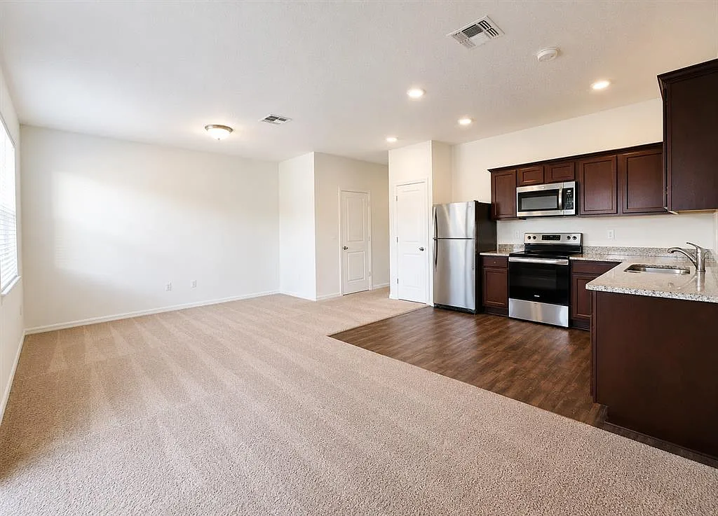 3 bed, 2.5 bath, 1404 sqft, $1,700 — Photo 2