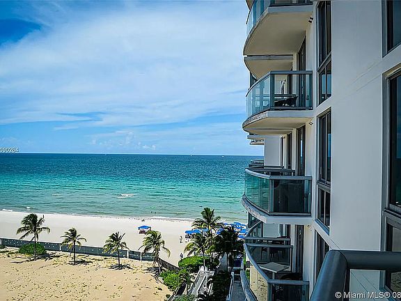 4th image of 1683 Collins Ave #806