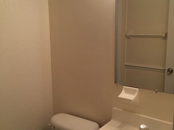 4th image of 208 E Holly Dr