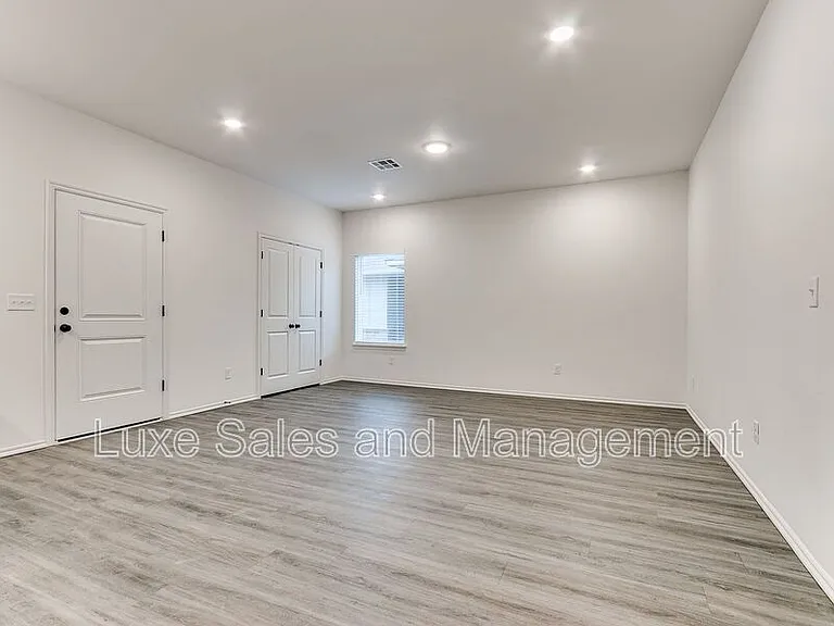 8024 NW 110th Dr — Photo 3