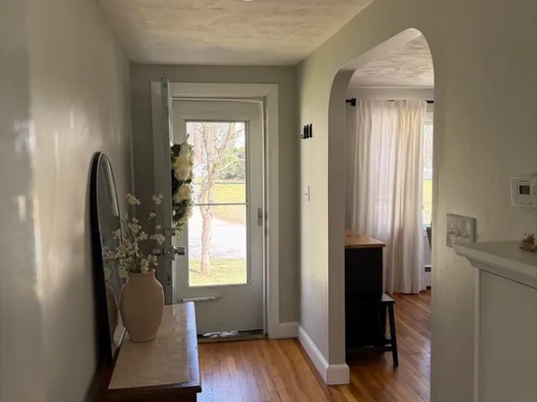 8 Colrain Rd, Topsfield, MA 01983