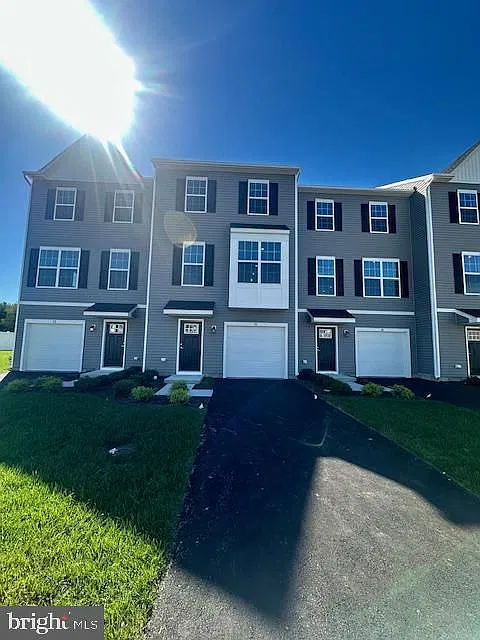 3 bed, 4.0 bath, 2047 sqft, $3,100 — Photo 1