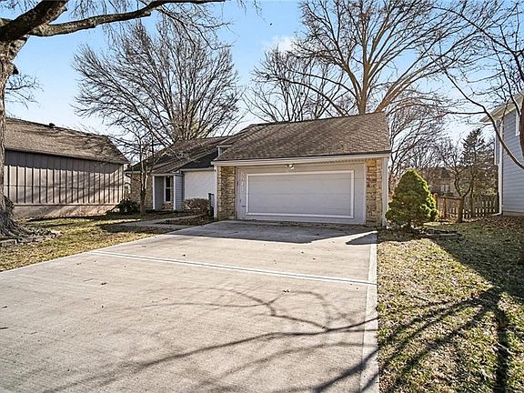 2nd image of 8914 Country Hill Ct