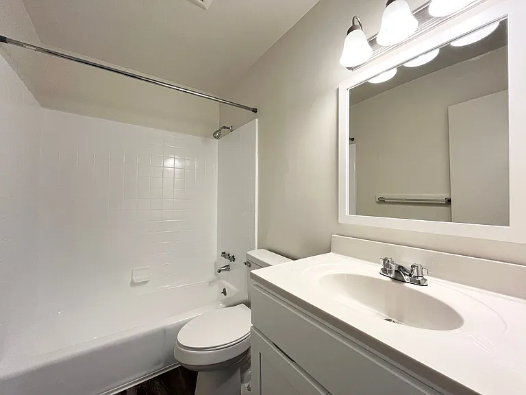 Collinwood Apartments — Photo 7