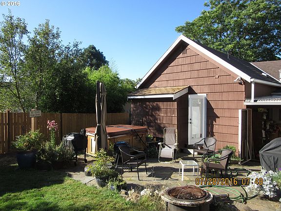 3rd image of 2045 Tumwater St