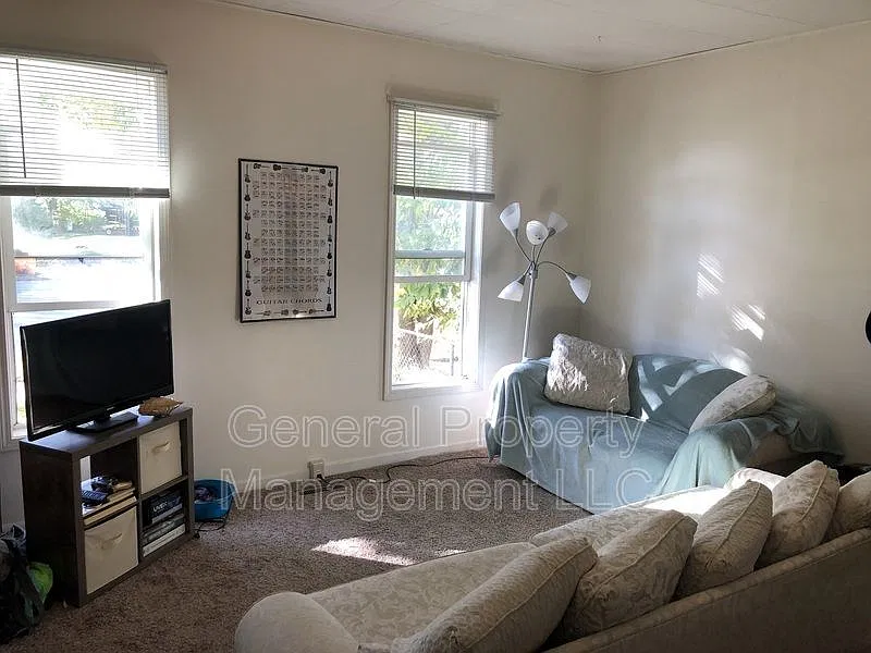 924 Water St — Photo 3