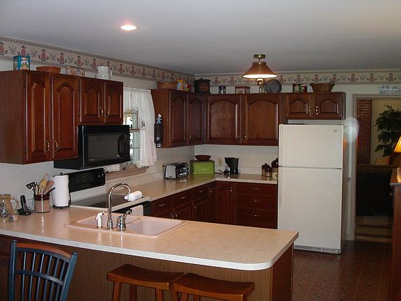 Large, eat-in kitchen