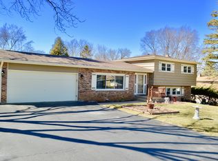 109 Navajo Ct, McHenry, IL 60051