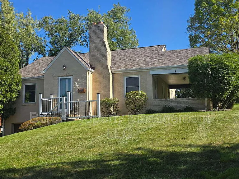 300 Maxwell Dr — Photo 1