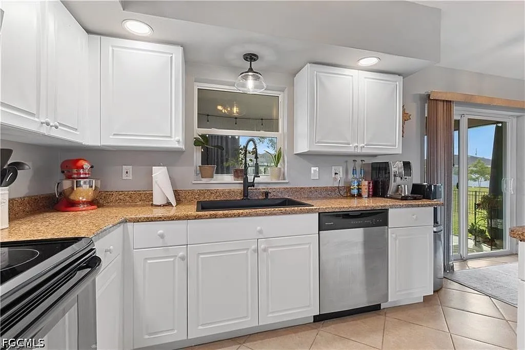 3 bed, 2.0 bath, 1479 sqft, $2,300 — Photo 3
