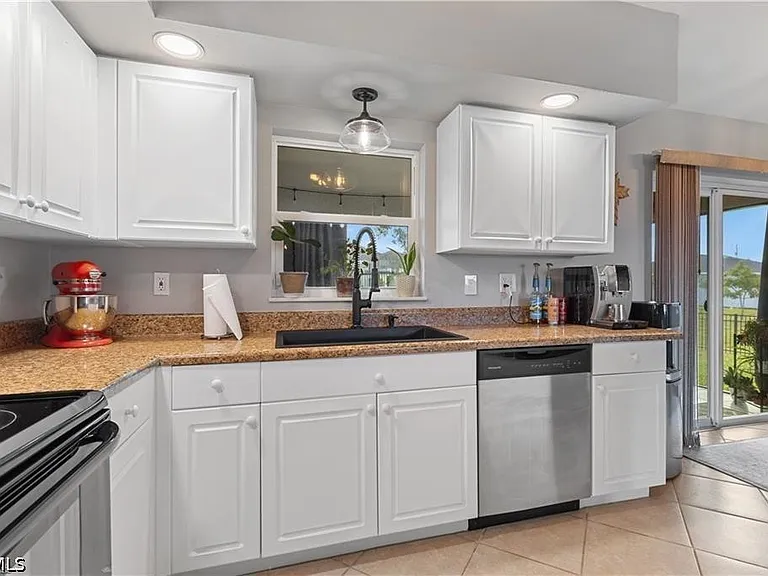 231 NW 26th Ave — Photo 3